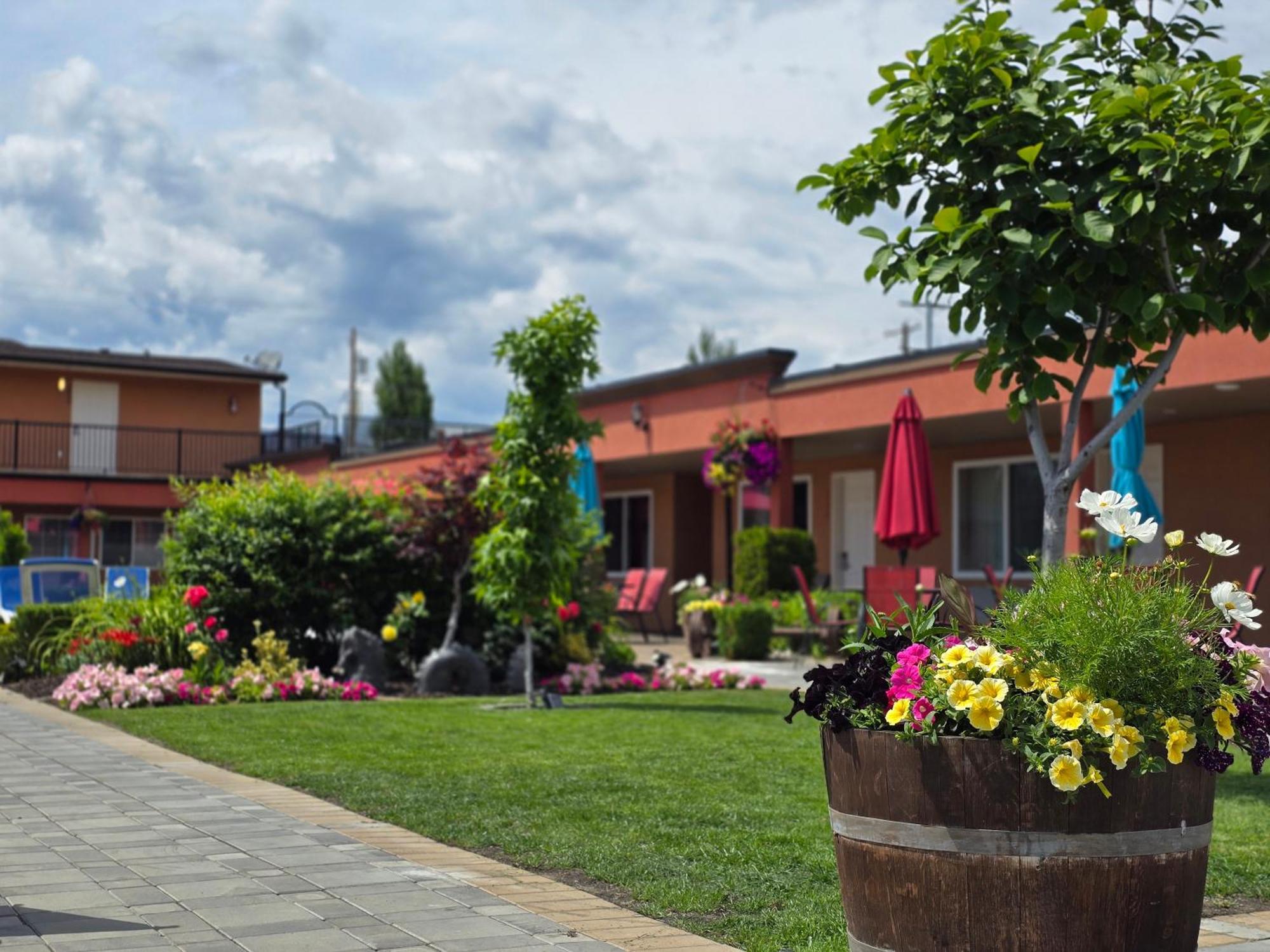 Sahara Courtyard Inn & Suites Osoyoos Exterior photo