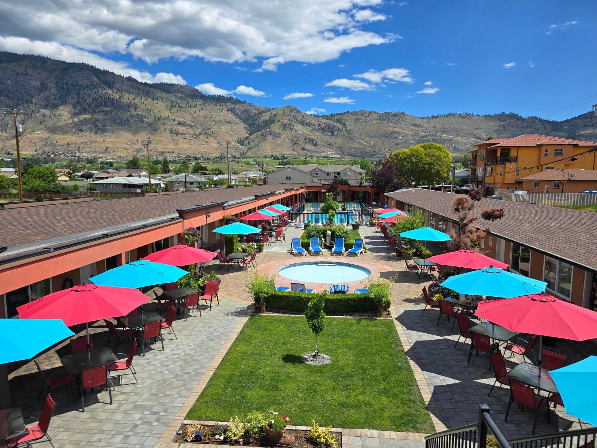 Sahara Courtyard Inn & Suites Osoyoos Exterior photo