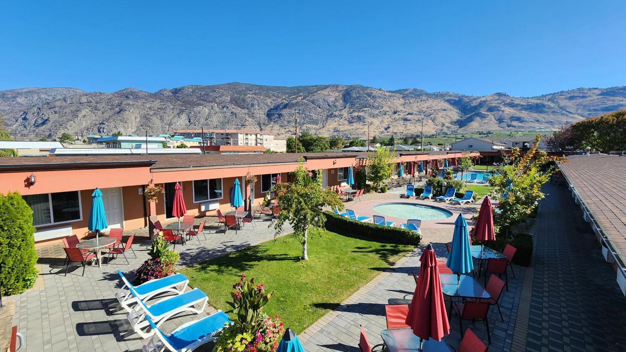 Sahara Courtyard Inn & Suites Osoyoos Exterior photo