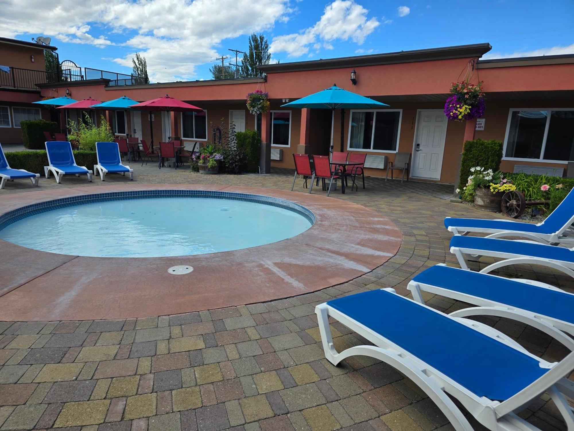 Sahara Courtyard Inn & Suites Osoyoos Exterior photo