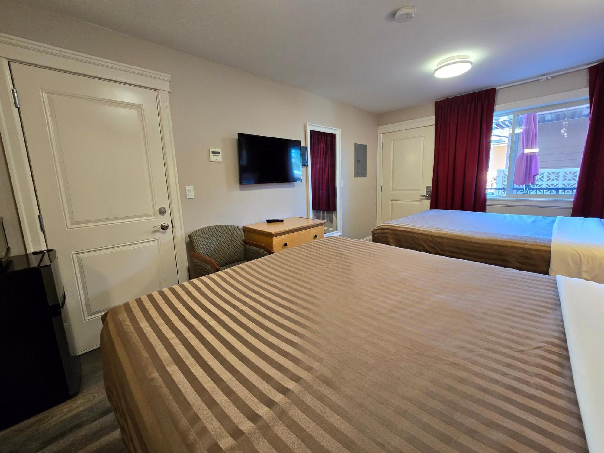 Sahara Courtyard Inn & Suites Osoyoos Exterior photo