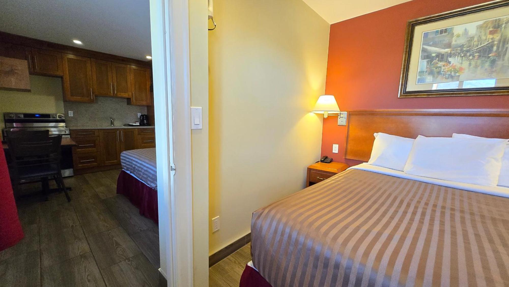 Sahara Courtyard Inn & Suites Osoyoos Exterior photo