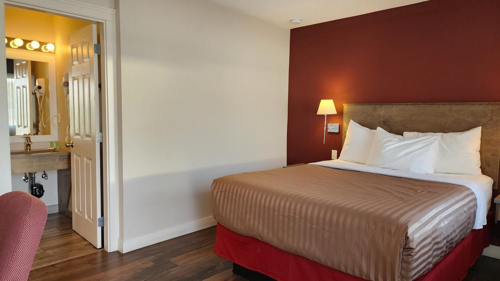 Sahara Courtyard Inn & Suites Osoyoos Exterior photo