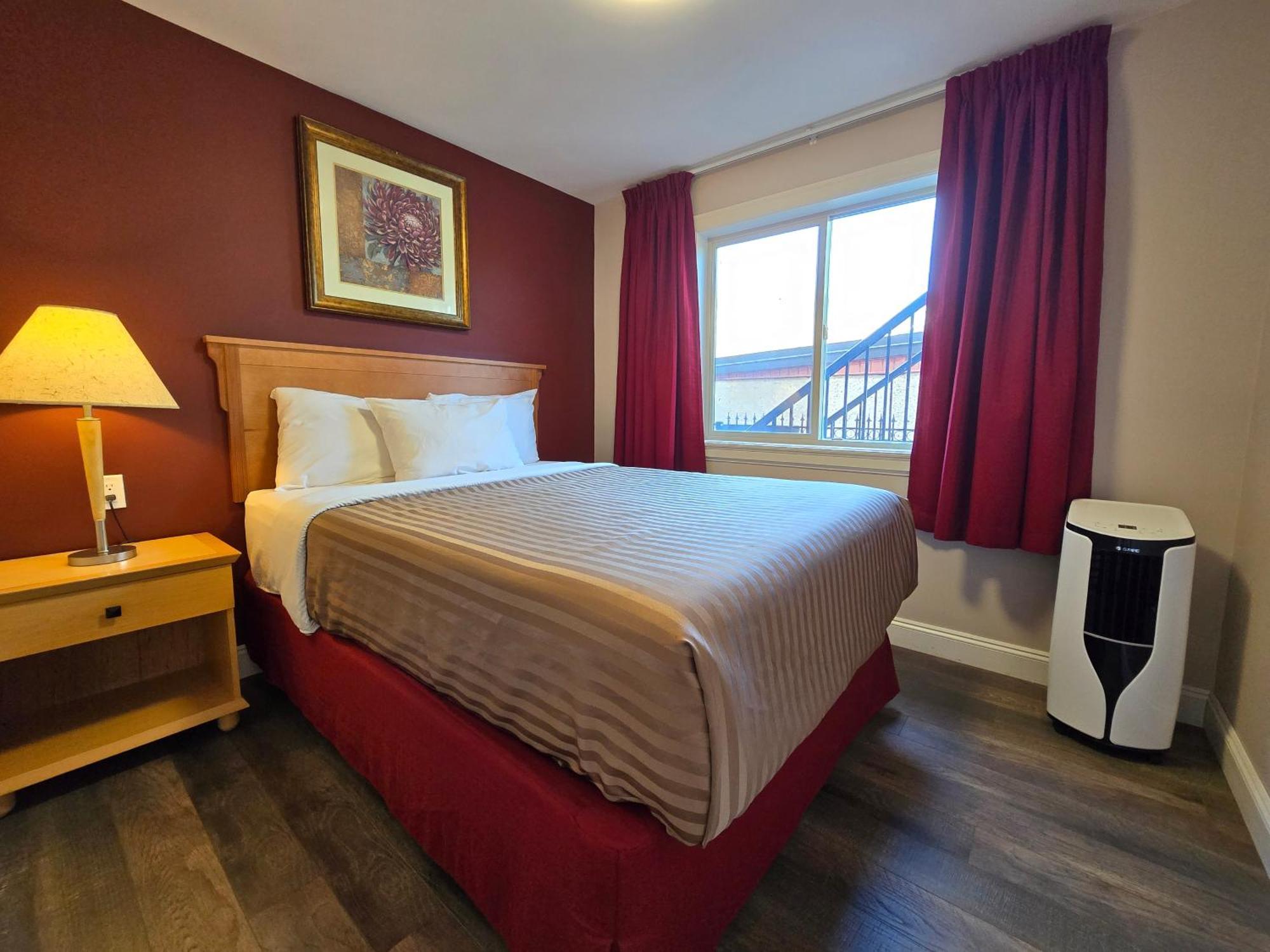 Sahara Courtyard Inn & Suites Osoyoos Exterior photo